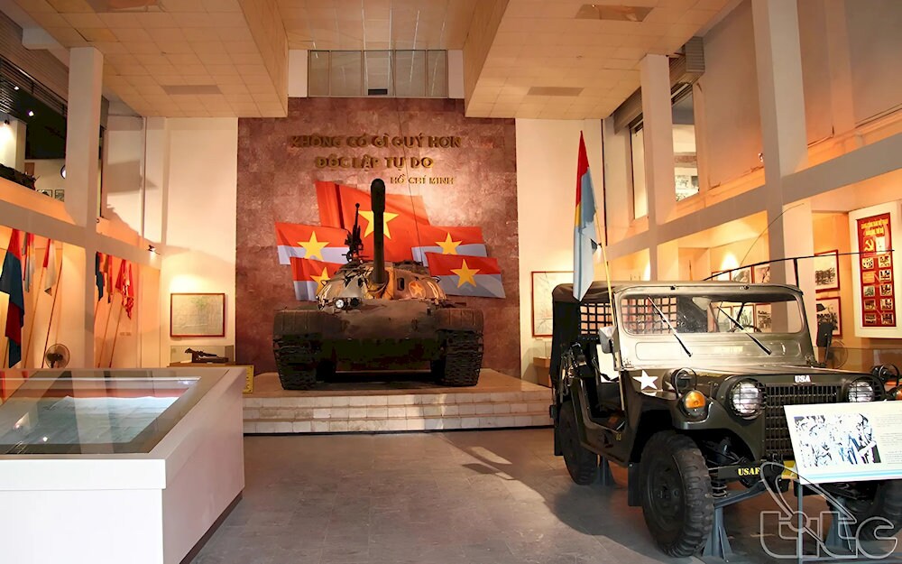 The image of the T-54B tank, number 843, leading the formation of Liberation Army tanks entering the Independence Palace on April 30, 1975